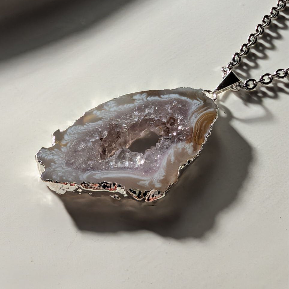 Einzigartige Achat Geode Kette (Unikat) an 60cm Kette, energetisch aufgeladen, in einer Keramikschale