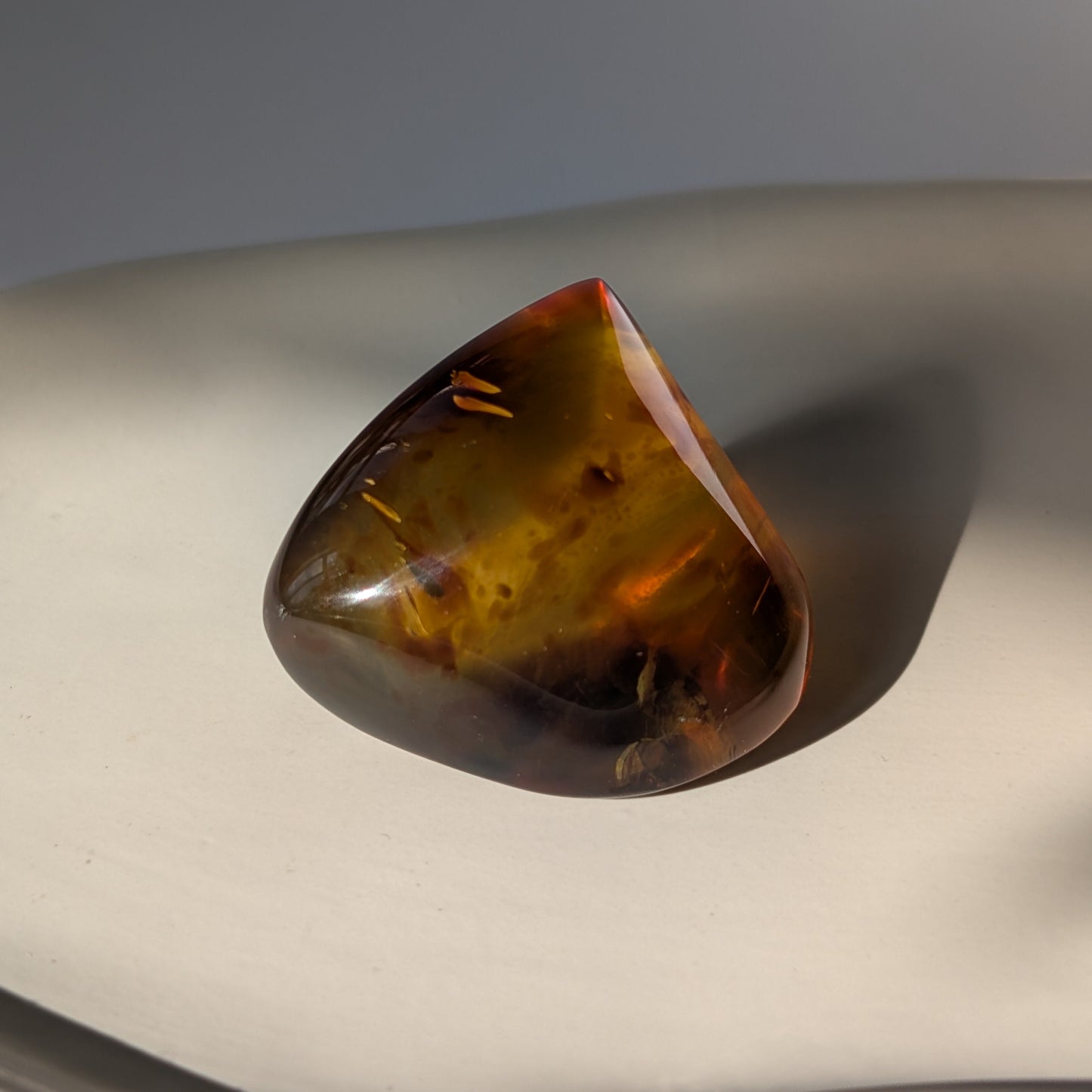 Einzigartiger Bicolor-Bernstein 'Der goldene Schatten' mit mystischen, nebelartigen inneren Strukturen, die an eingefangenen Rauch erinnern.