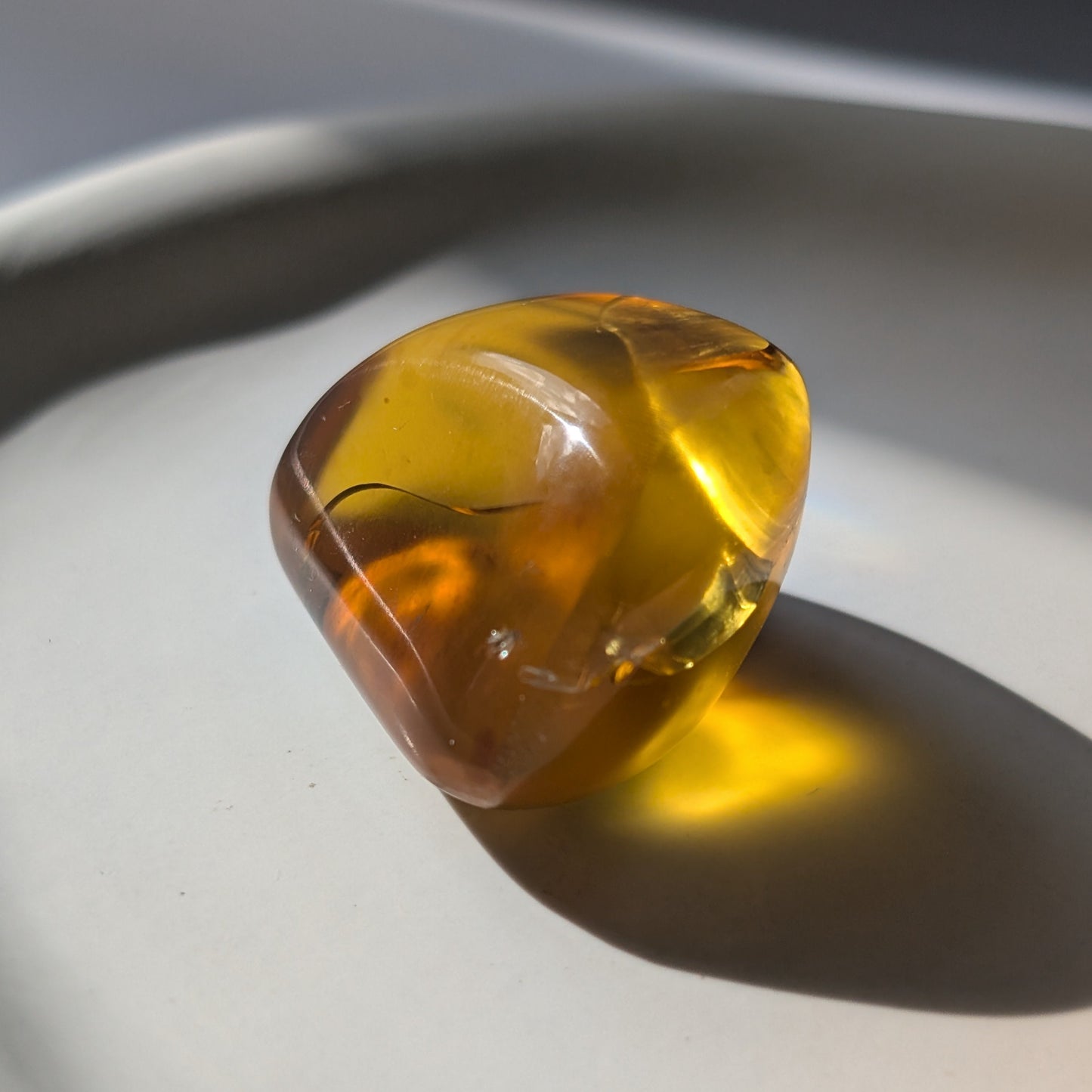 Einzigartiger Bicolor-Bernstein 'Die Träne der Sonne' mit mystischen, nebelartigen inneren Strukturen, die an eingefangenen Rauch erinnern.