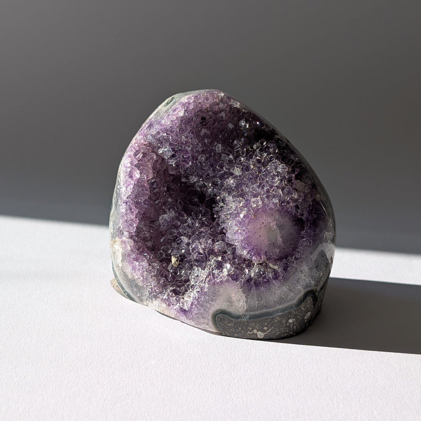 Einzigartiger Kristallschädel (376g), halb aus Amethyst Druzy, halb als Schädel geschnitzt.