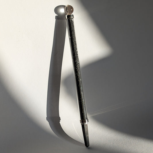 Eleganter Generatorstab mit Schungit-Füllung, Quarzkugel und schwarzer Spitze in hellem Licht.