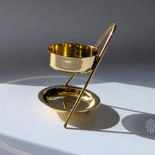 Elegantes, goldenes Räucherstövchen 'Altar der Transformation' aus Messing mit Sieb auf weißem Grund.