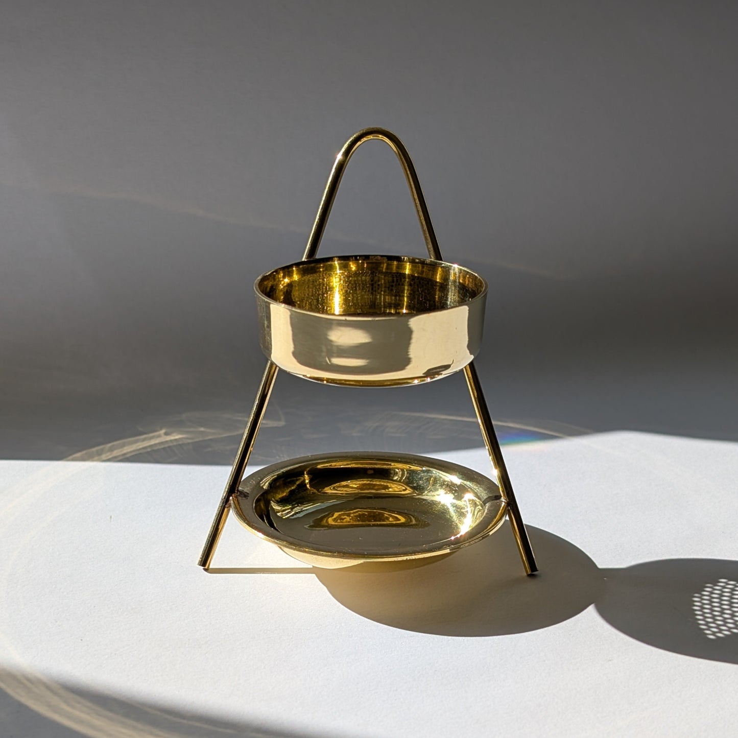 Elegantes, goldenes Räucherstövchen 'Altar der Transformation' aus Messing mit Sieb auf weißem Grund.