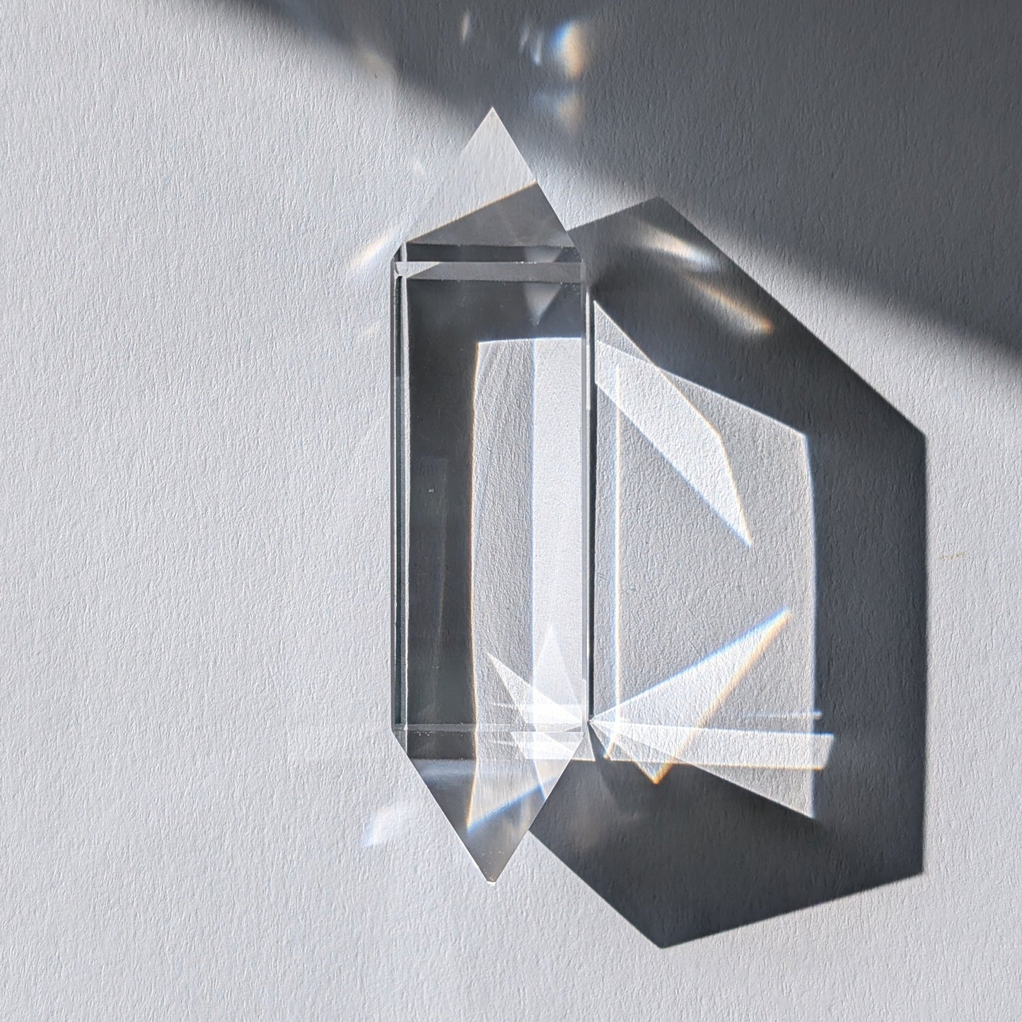 Entdecke diesen reinen Vogel-Stab (69g) aus wasserklarem Bergkristall. Ein 4-seitiger Doppelender für klare Energiearbeit, Erdung & Meditation.