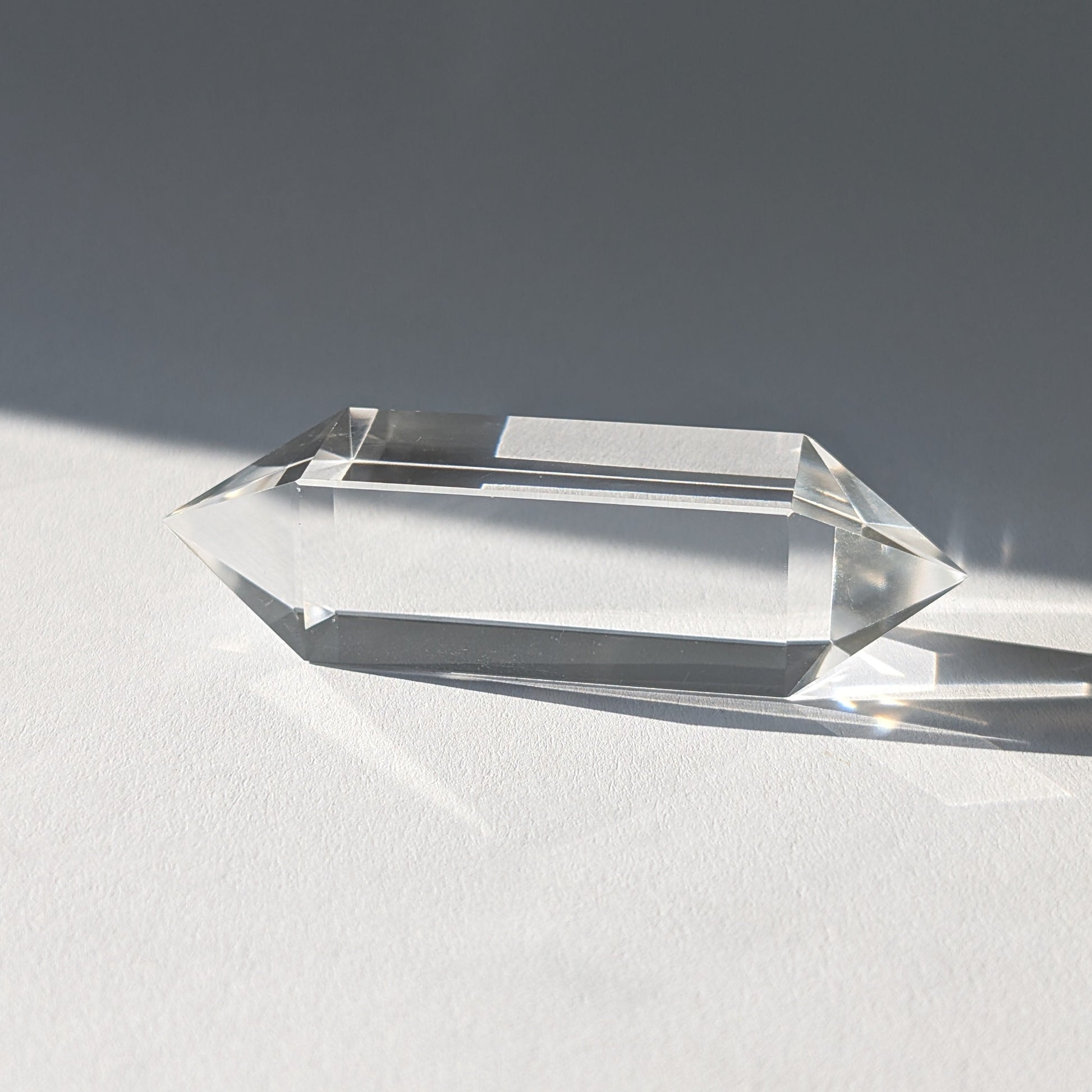 Entdecke diesen reinen Vogel-Stab (69g) aus wasserklarem Bergkristall. Ein 4-seitiger Doppelender für klare Energiearbeit, Erdung & Meditation.