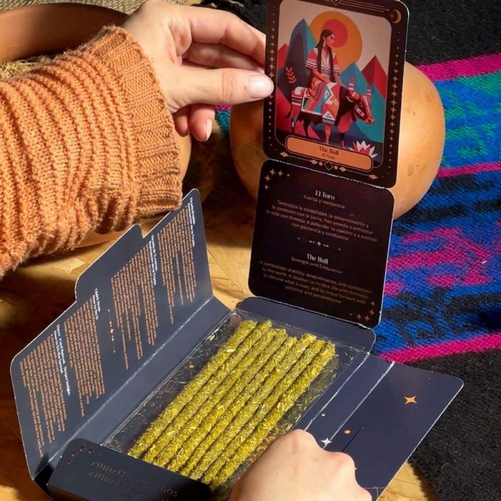 Geöffnete Box der Sagrada Madre Sacred Animals Orakel-Räucherstäbchen mit einer Orakelkarte "The Bull".