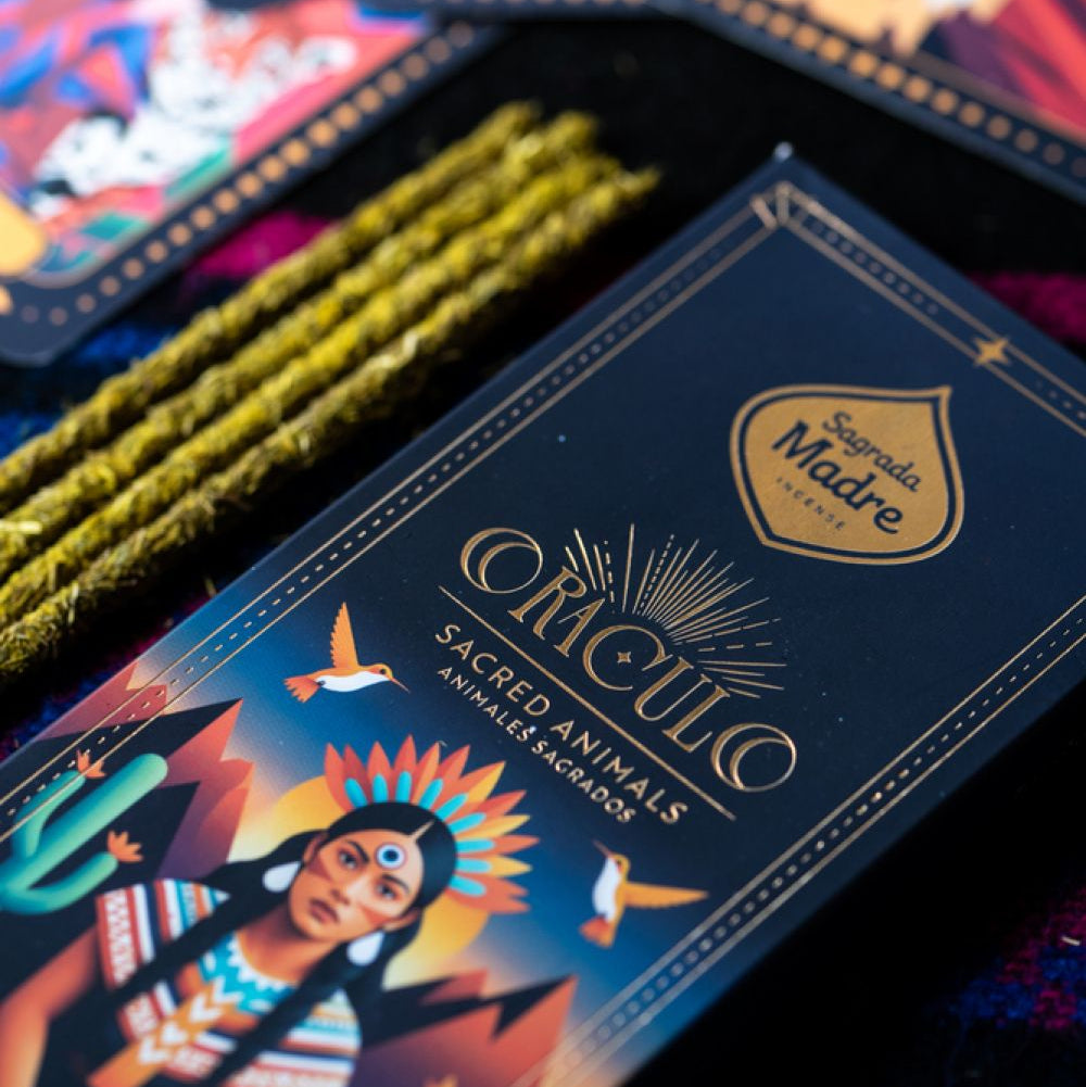 Geöffnete Box der Sagrada Madre Sacred Animals Orakel-Räucherstäbchen mit einer Orakelkarte "The Bull".