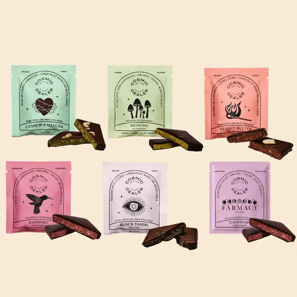 Geöffnete Geschenkbox mit 14 Chakra-Pralinen von Cosmic Dealer, kunstvoll aufgereiht.