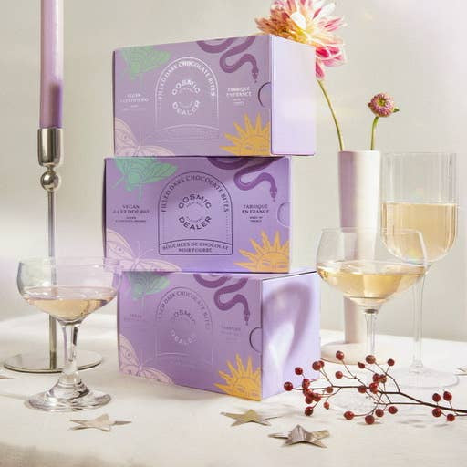 Geöffnete Geschenkbox mit 14 Chakra-Pralinen von Cosmic Dealer, kunstvoll aufgereiht.