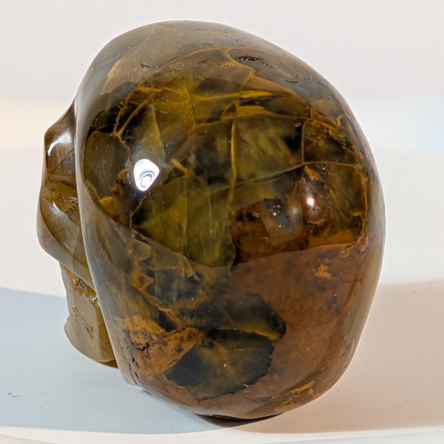 Gefährlich wirkender Kristallschädel Aileen aus seltenem Nellit 84g durchzogen von harten, metallisch aufblitzenden Fasern