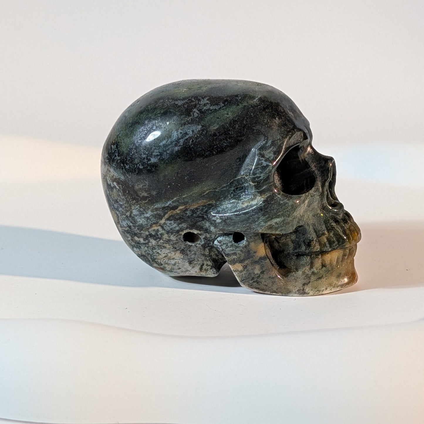 Gefährlich wirkender Kristallschädel Hegard aus tiefdunklem Heliotrop 83g mit blutroten und aschfahlen Narben