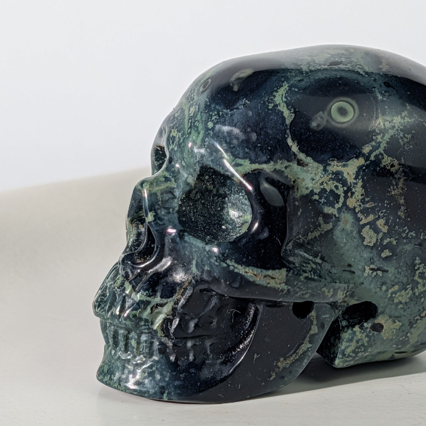 Gemusterter Kristallschädel Illirias Rhyolith 94g