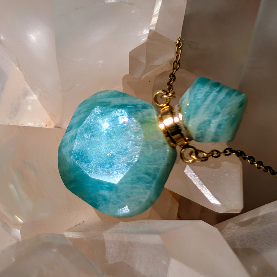 Goldene Flaschenhalskette mit einem Anhänger aus blaugrünem Amazonit-Heilkristall.