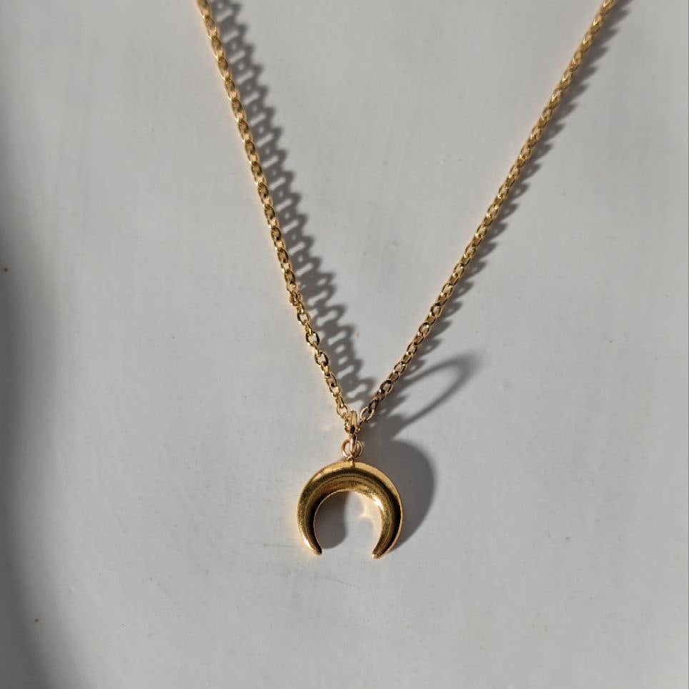 Goldene Mondsichel Kette (Edelstahl) von Temple of Desire, energetisch aufgeladen, an einer 45cm Kette