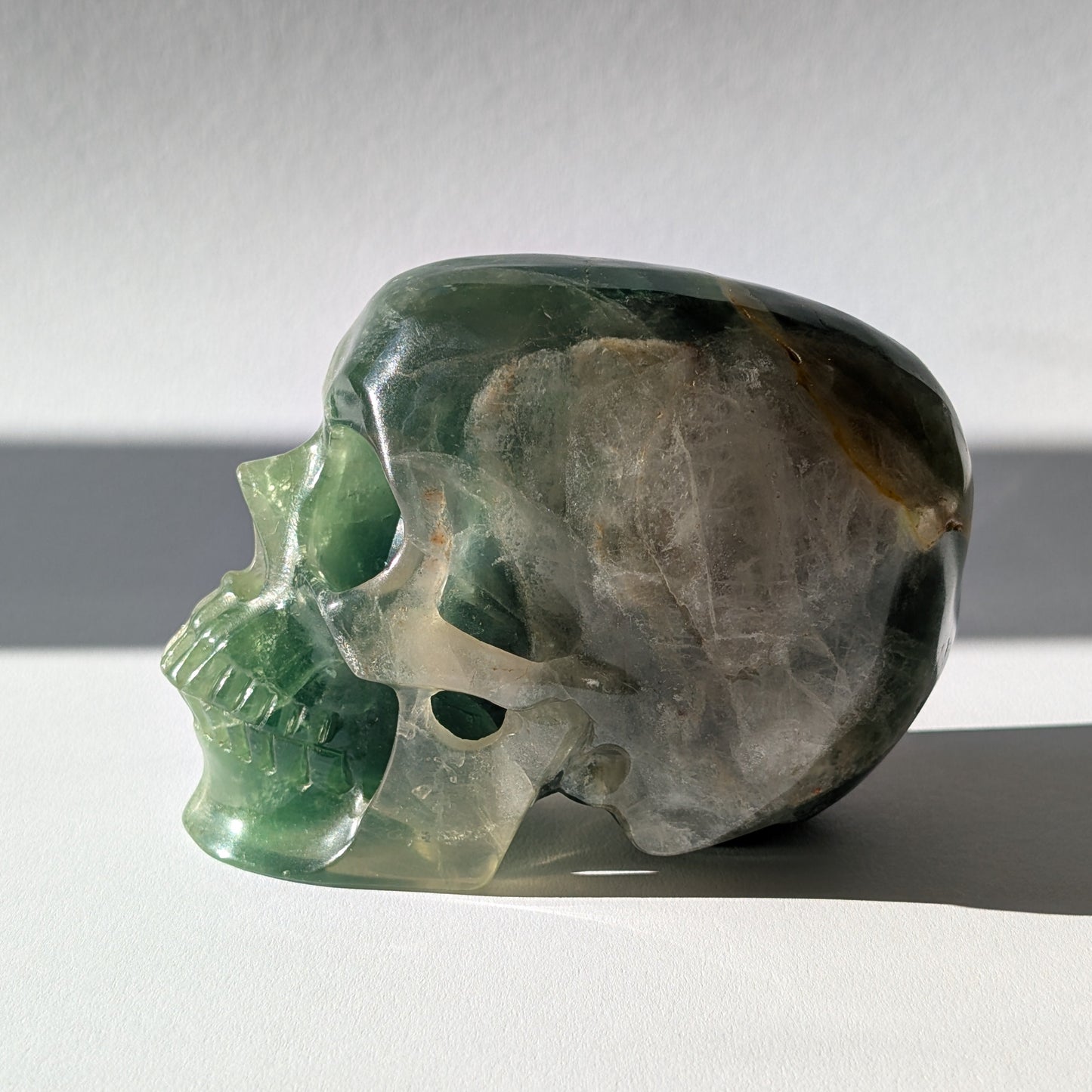 Großer Kristallschädel "Artas" (1.5kg) aus grünem und/oder violettem Fluorit.