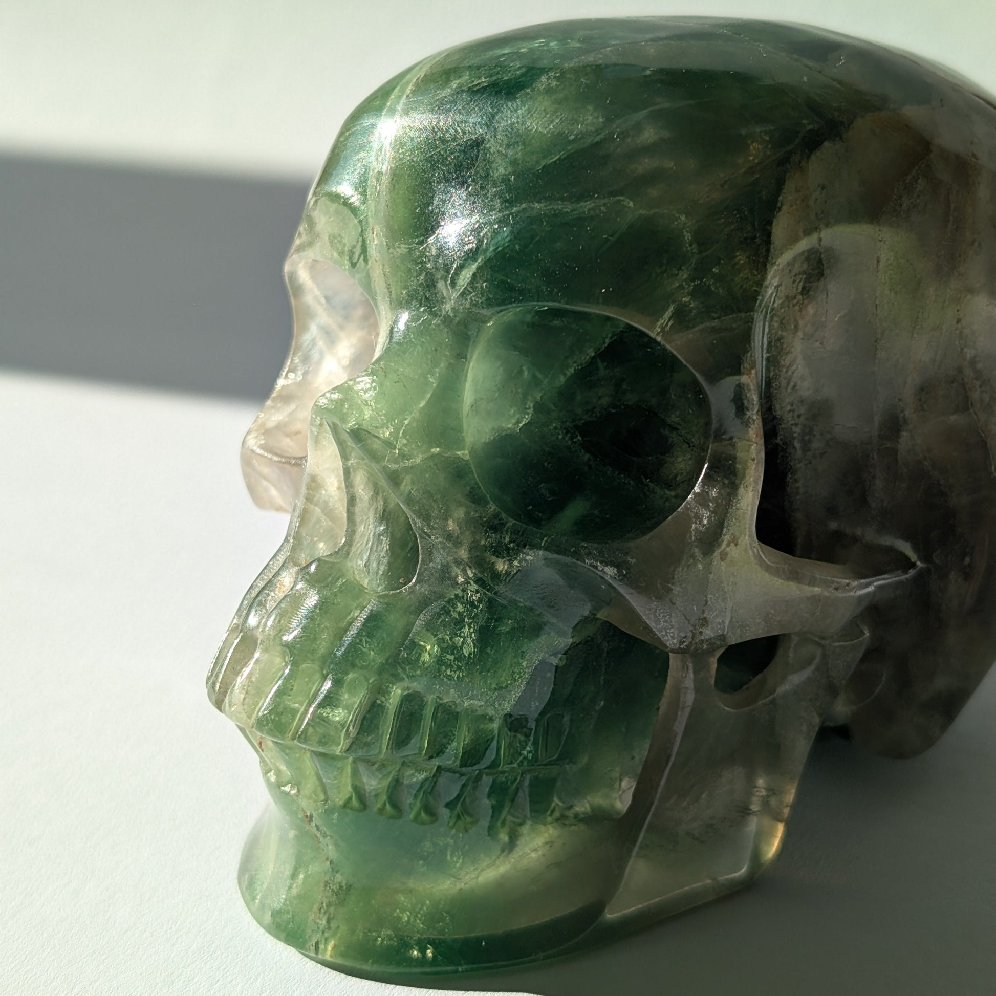 Großer Kristallschädel "Artas" (1.5kg) aus grünem und/oder violettem Fluorit.