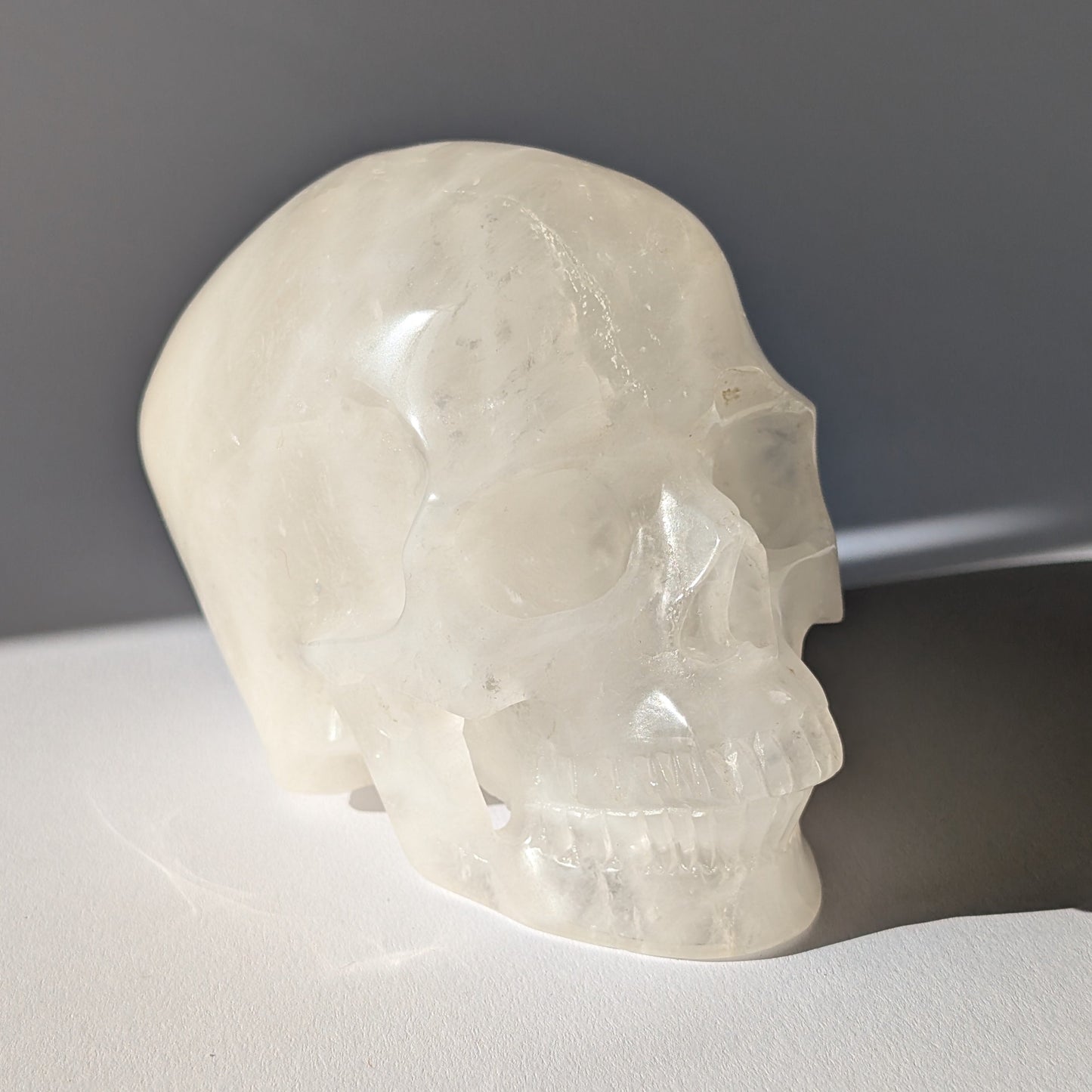 Großer Kristallschädel "Bork" (1.27kg) aus Bergkristall mit eisigen Einschlüssen und Schleiern.