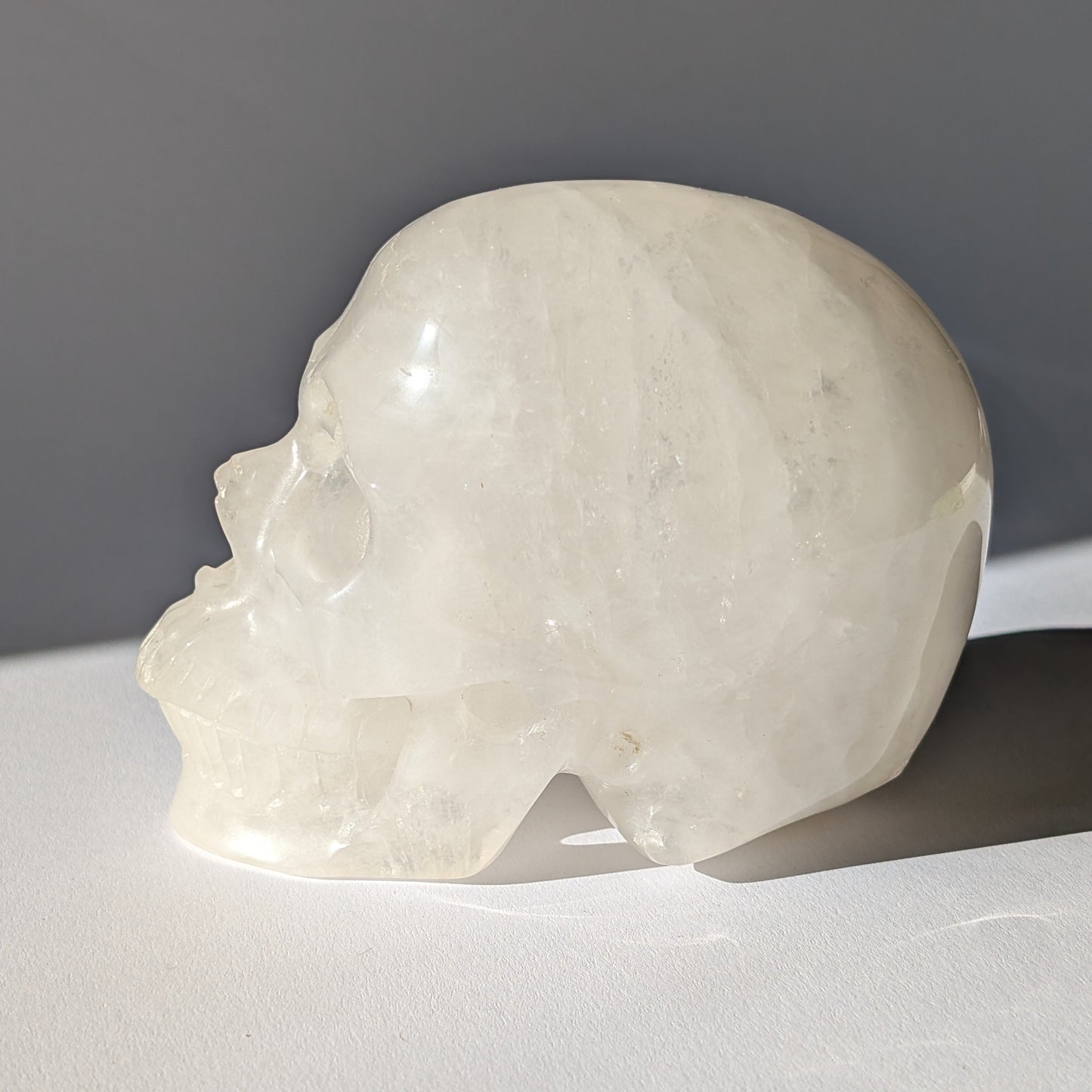 Großer Kristallschädel "Bork" (1.27kg) aus Bergkristall mit eisigen Einschlüssen und Schleiern.