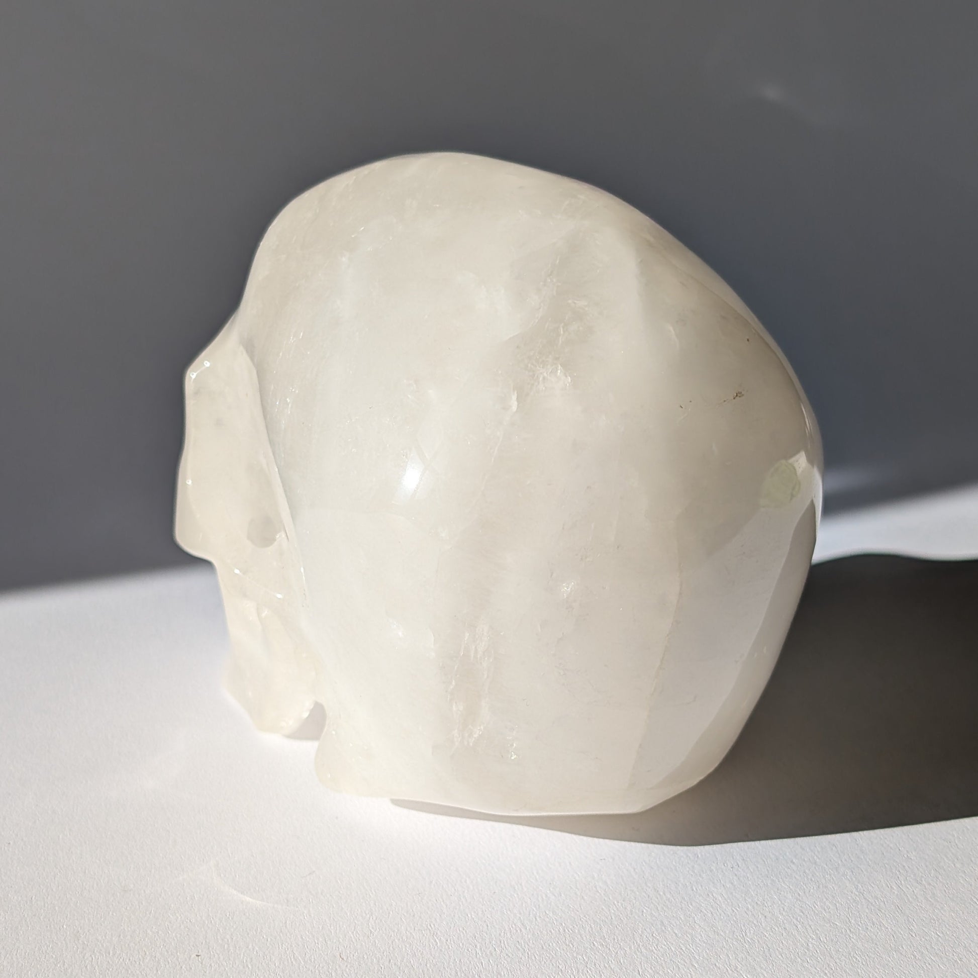 Großer Kristallschädel "Bork" (1.27kg) aus Bergkristall mit eisigen Einschlüssen und Schleiern.