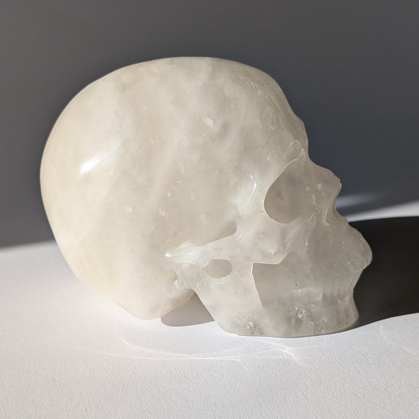 Großer Kristallschädel "Bork" (1.27kg) aus Bergkristall mit eisigen Einschlüssen und Schleiern.