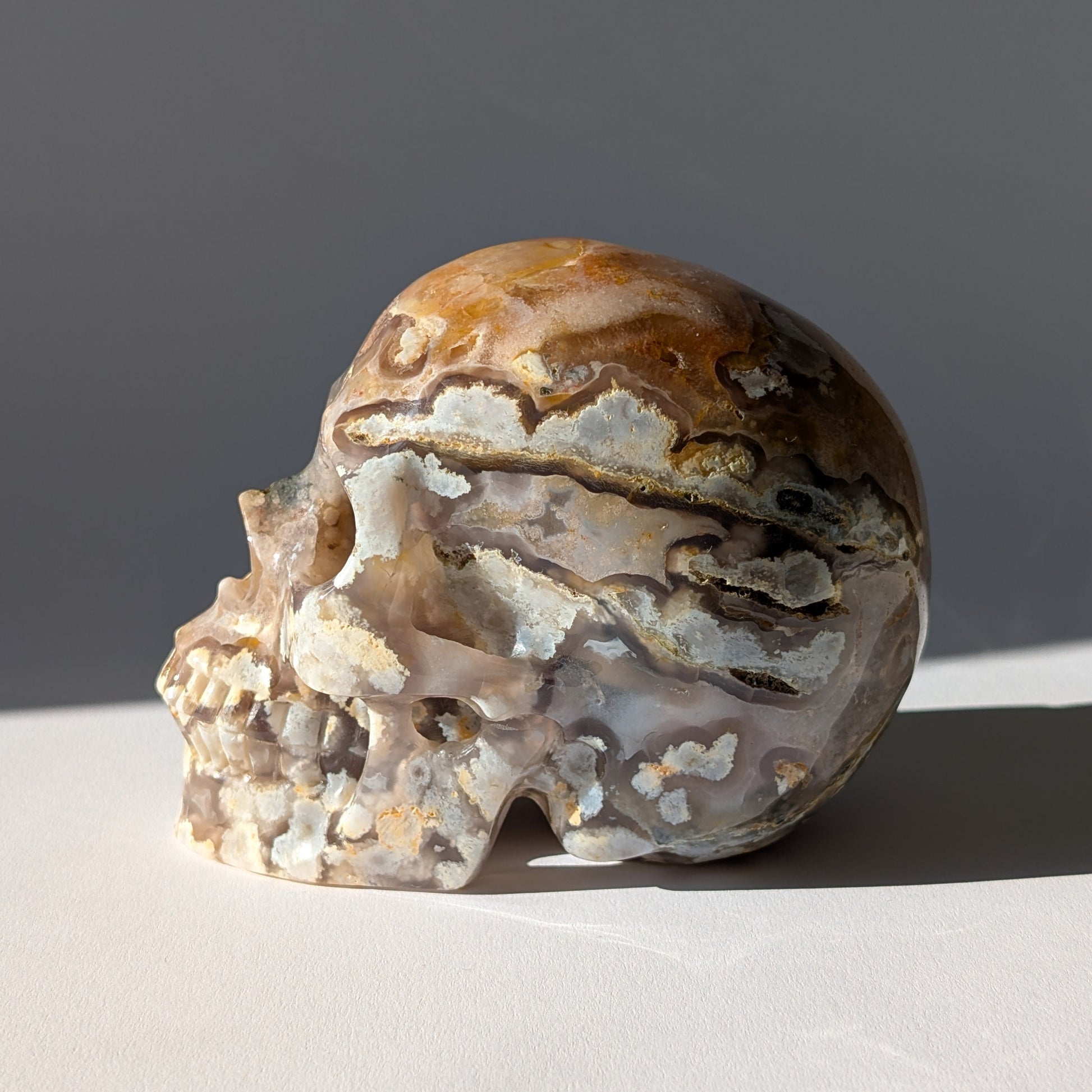 Großer Kristallschädel "Cord" (1.27kg) aus Blumenachat mit rosa-weißen Blüten-Einschlüssen.