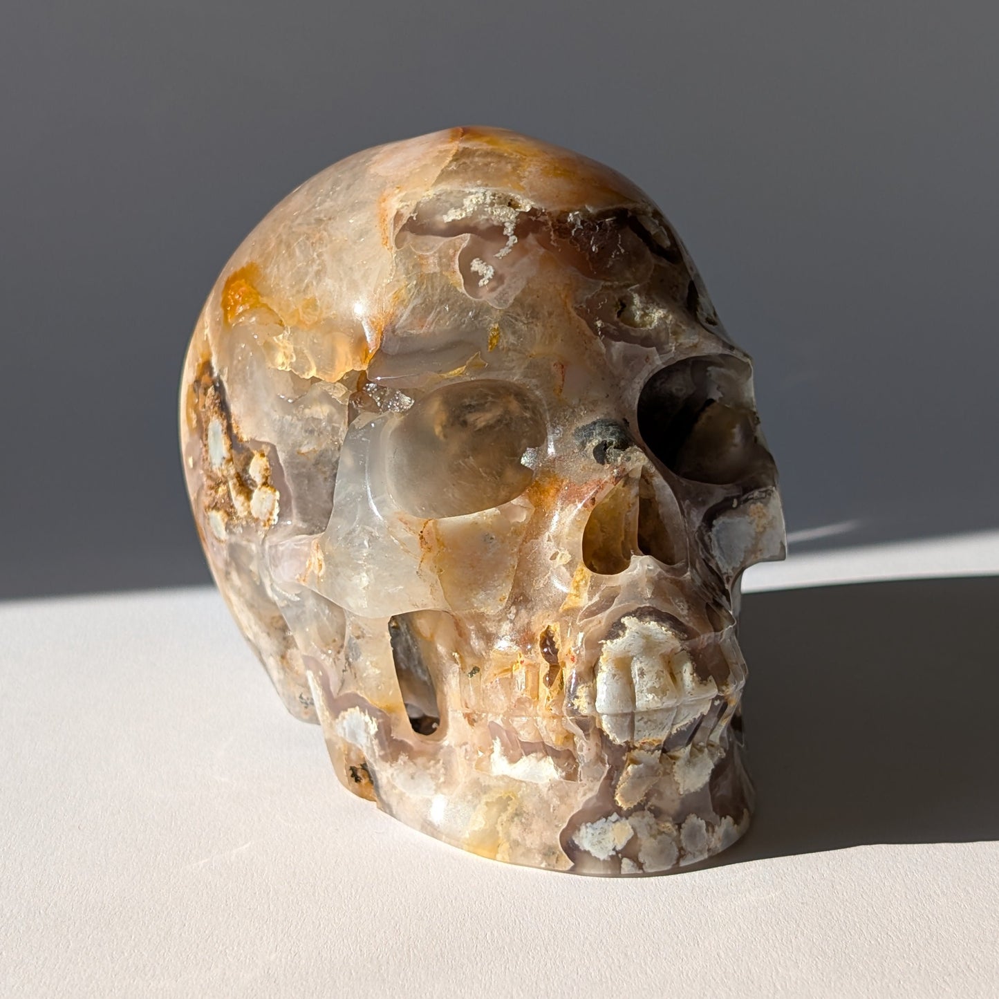 Großer Kristallschädel "Cord" (1.27kg) aus Blumenachat mit rosa-weißen Blüten-Einschlüssen.