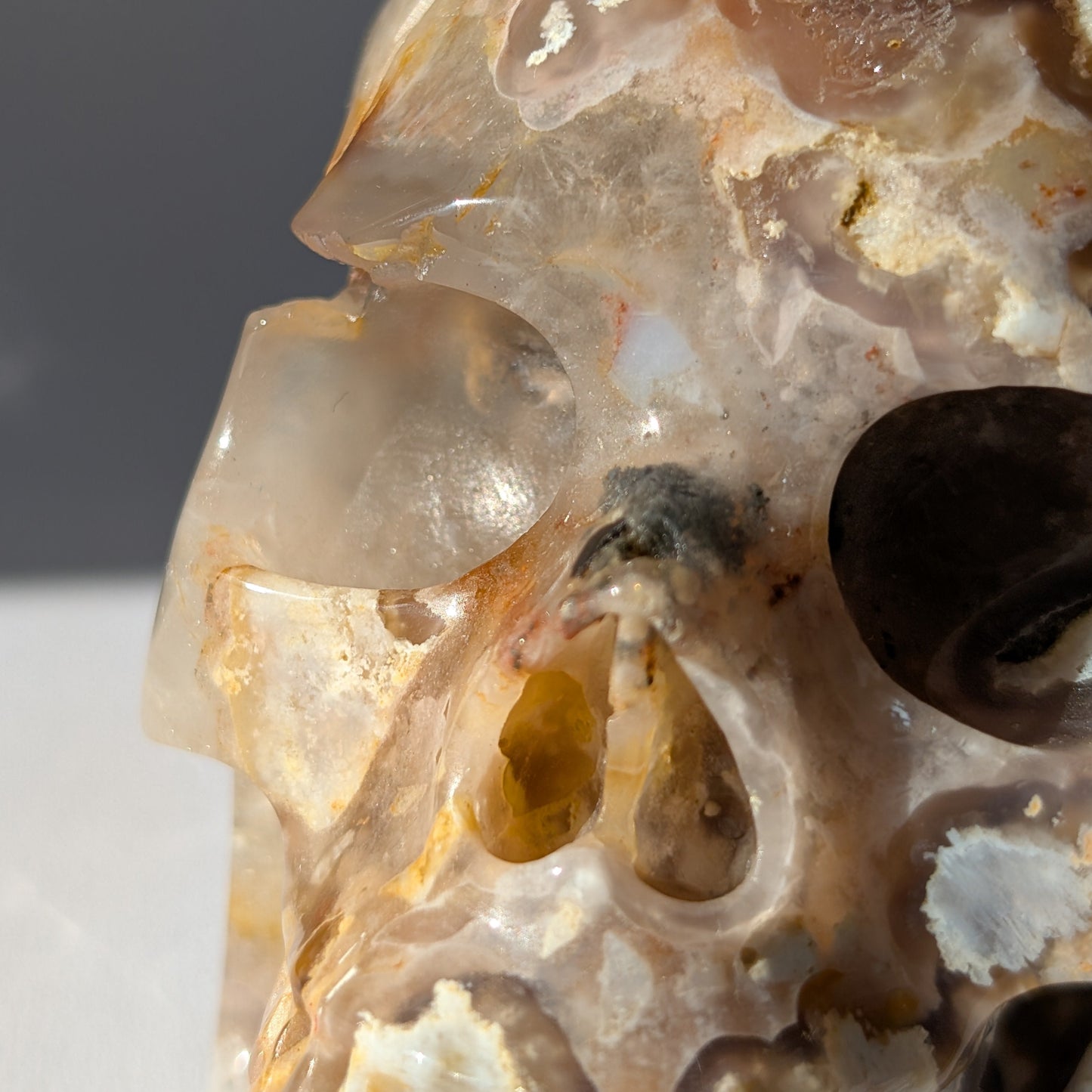 Großer Kristallschädel "Cord" (1.27kg) aus Blumenachat mit rosa-weißen Blüten-Einschlüssen.