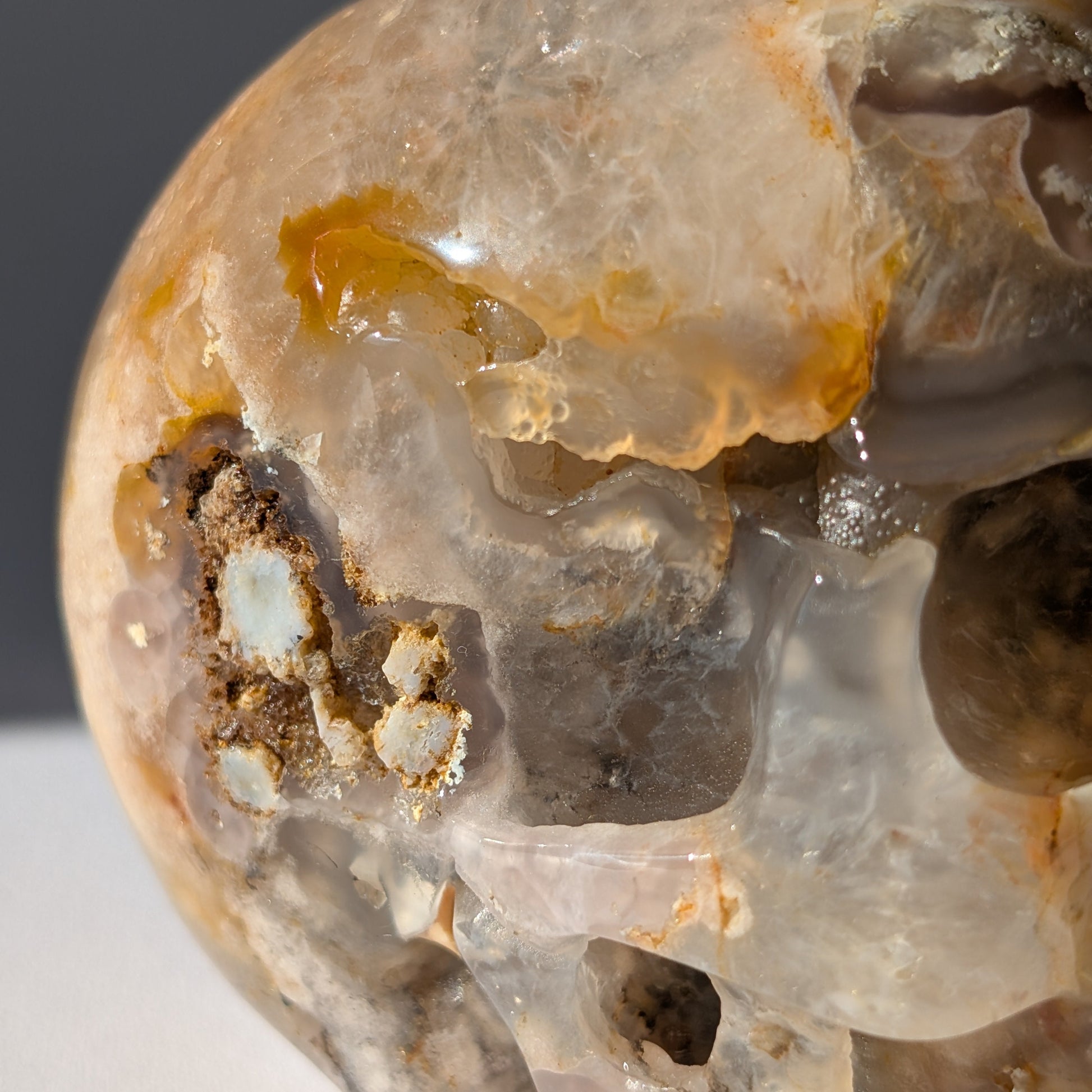 Großer Kristallschädel "Cord" (1.27kg) aus Blumenachat mit rosa-weißen Blüten-Einschlüssen.