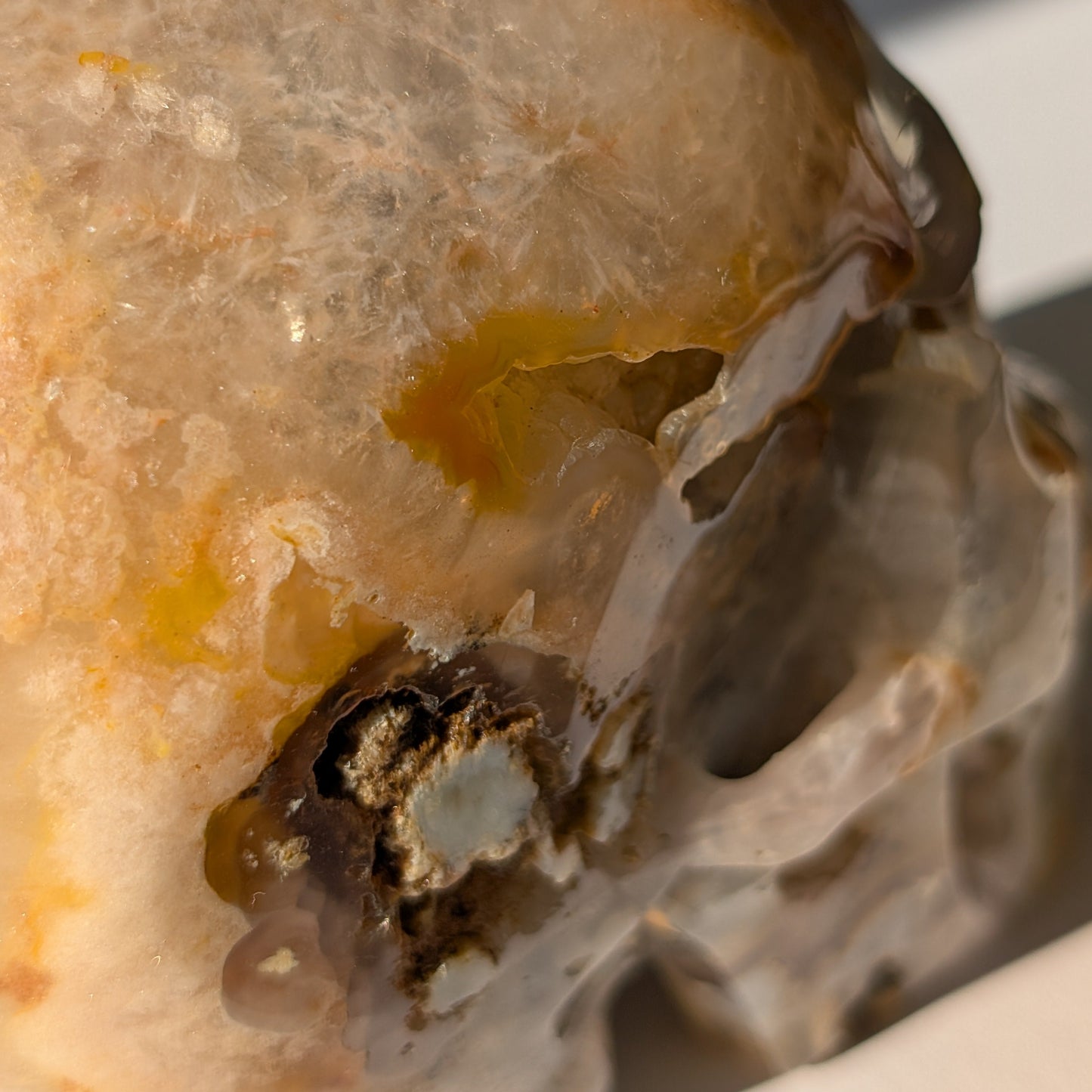 Großer Kristallschädel "Cord" (1.27kg) aus Blumenachat mit rosa-weißen Blüten-Einschlüssen.