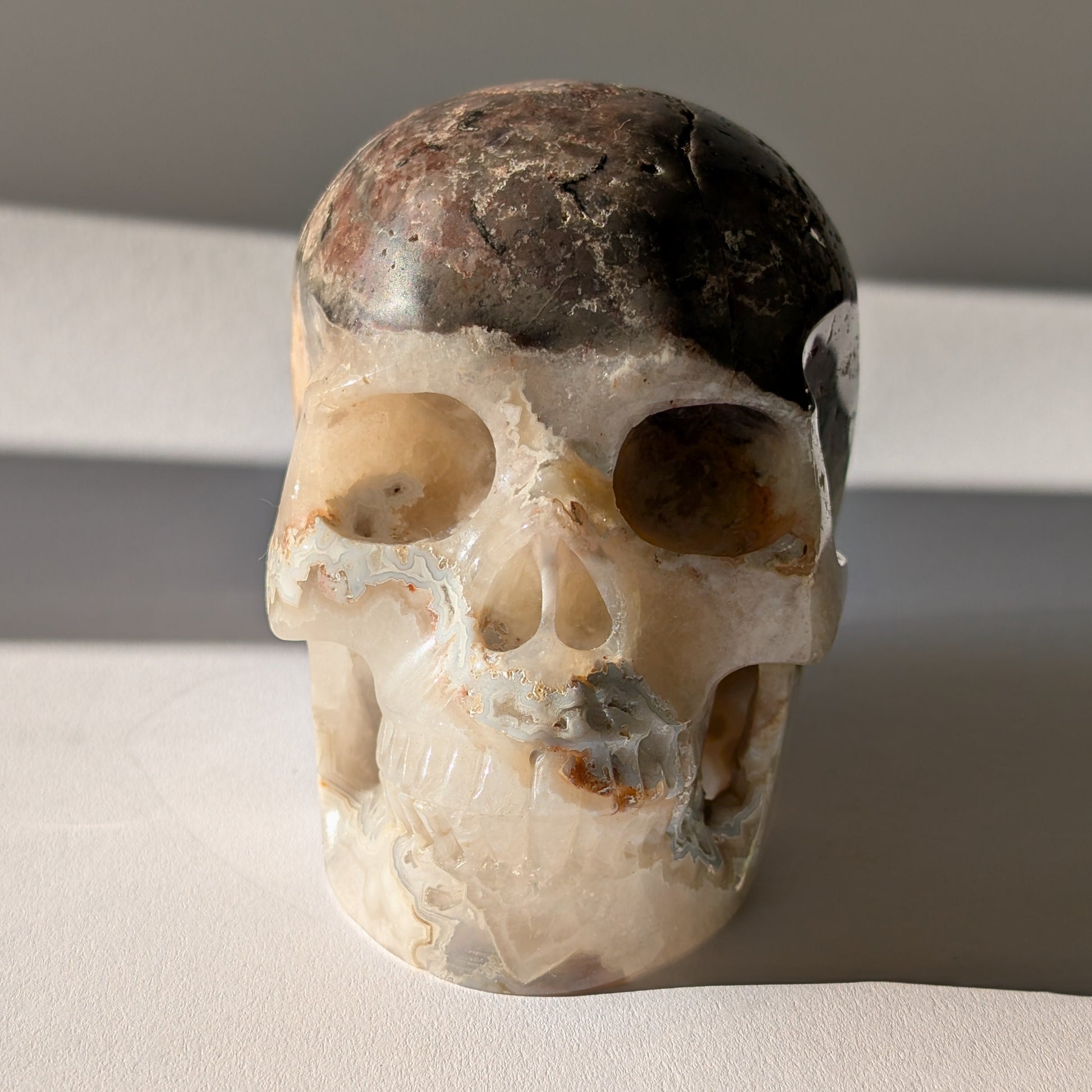 Großer Kristallschädel "Keram" (1.3kg) aus gemustertem Achat mit funkelnden Druzy-Taschen.
