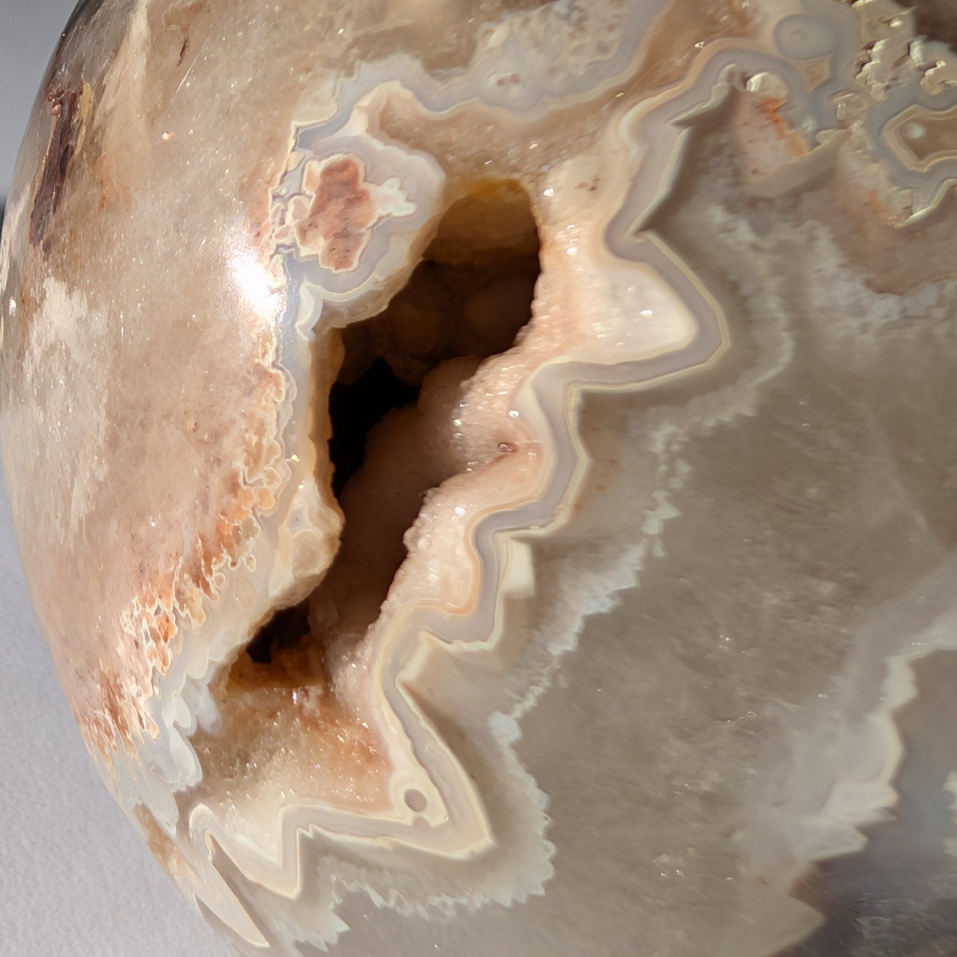 Großer Kristallschädel "Keram" (1.3kg) aus gemustertem Achat mit funkelnden Druzy-Taschen.