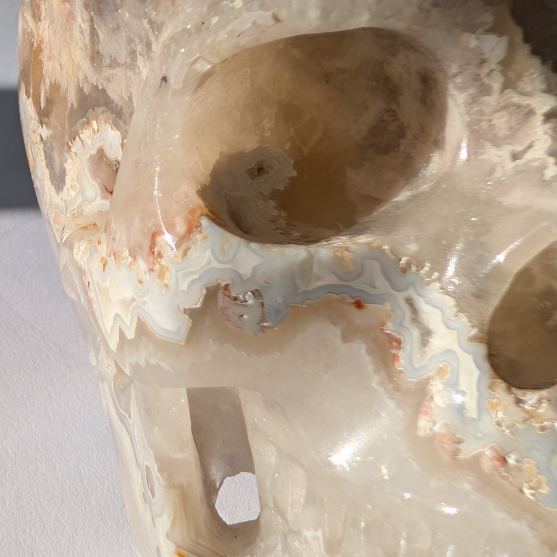 Großer Kristallschädel "Keram" (1.3kg) aus gemustertem Achat mit funkelnden Druzy-Taschen.