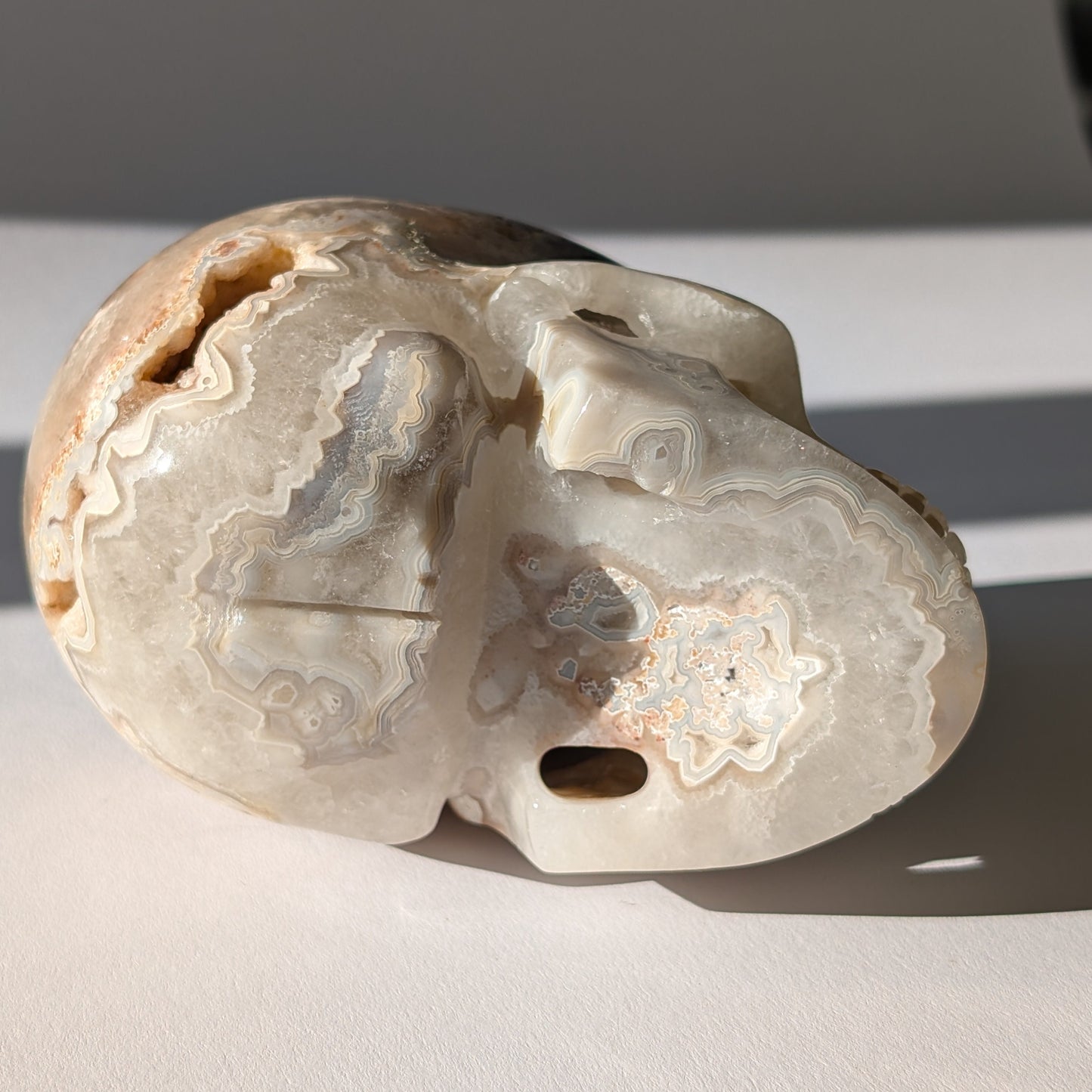 Großer Kristallschädel "Keram" (1.3kg) aus gemustertem Achat mit funkelnden Druzy-Taschen.