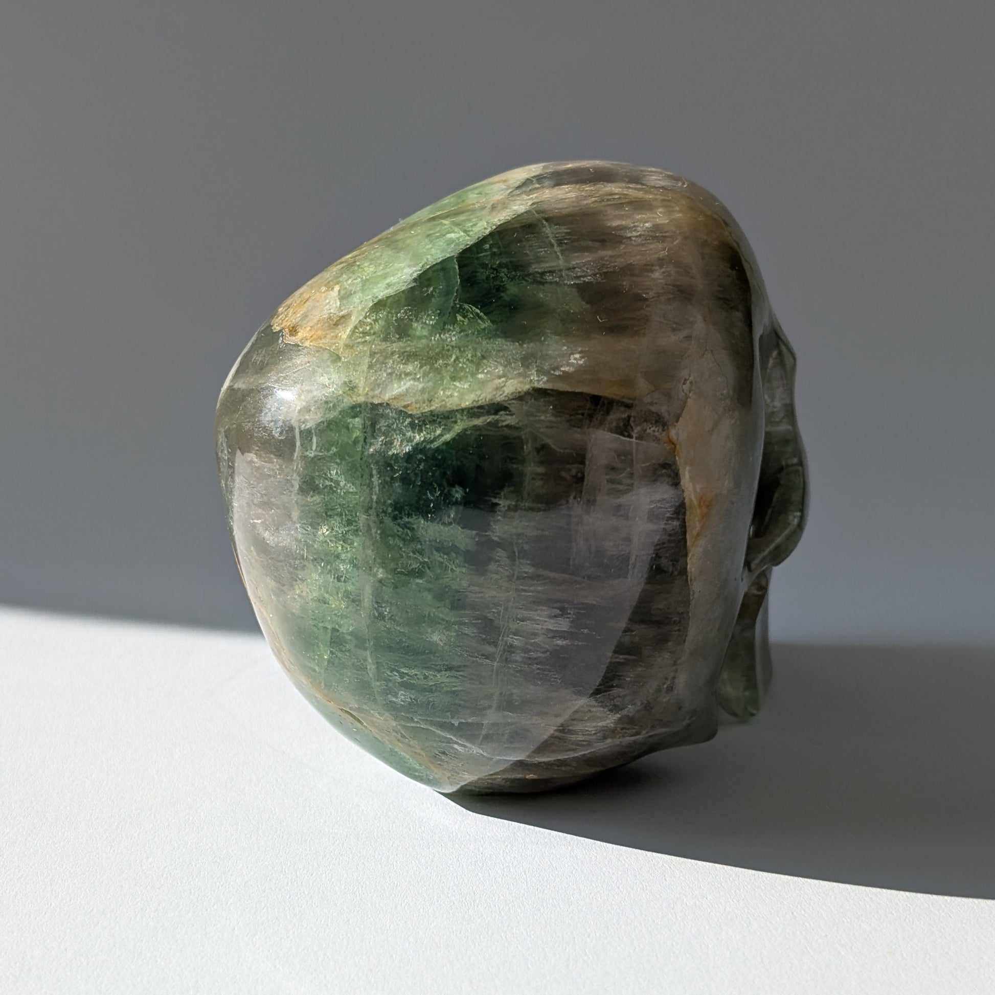 Großer Kristallschädel "Munari" (1.57kg) aus grün-gelb gebändertem Fluorit (Flachkopf-Stil)