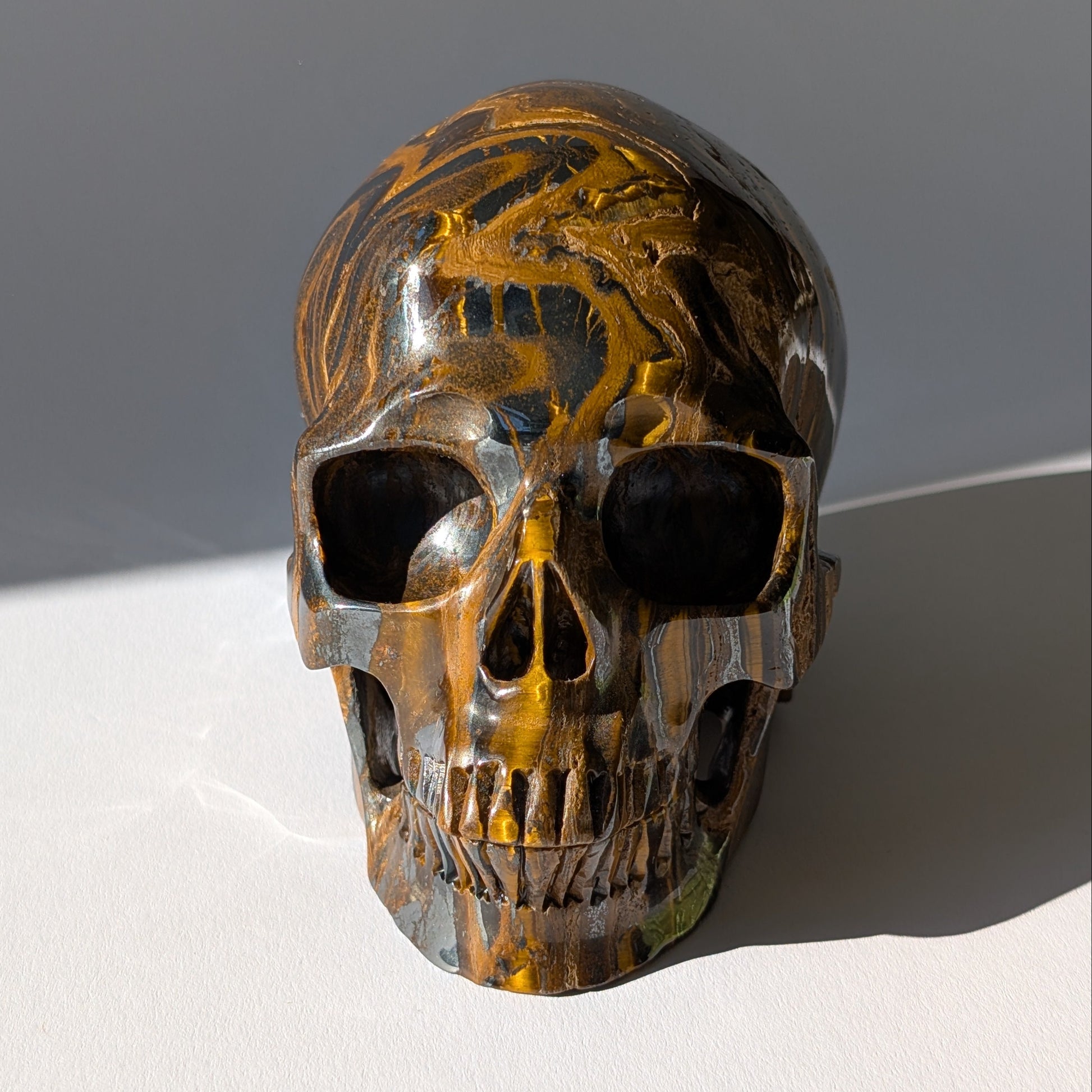 Großer Kristallschädel "Roban" (1.55kg) aus hochwertigem Tigereisen mit starkem Goldschimmer.