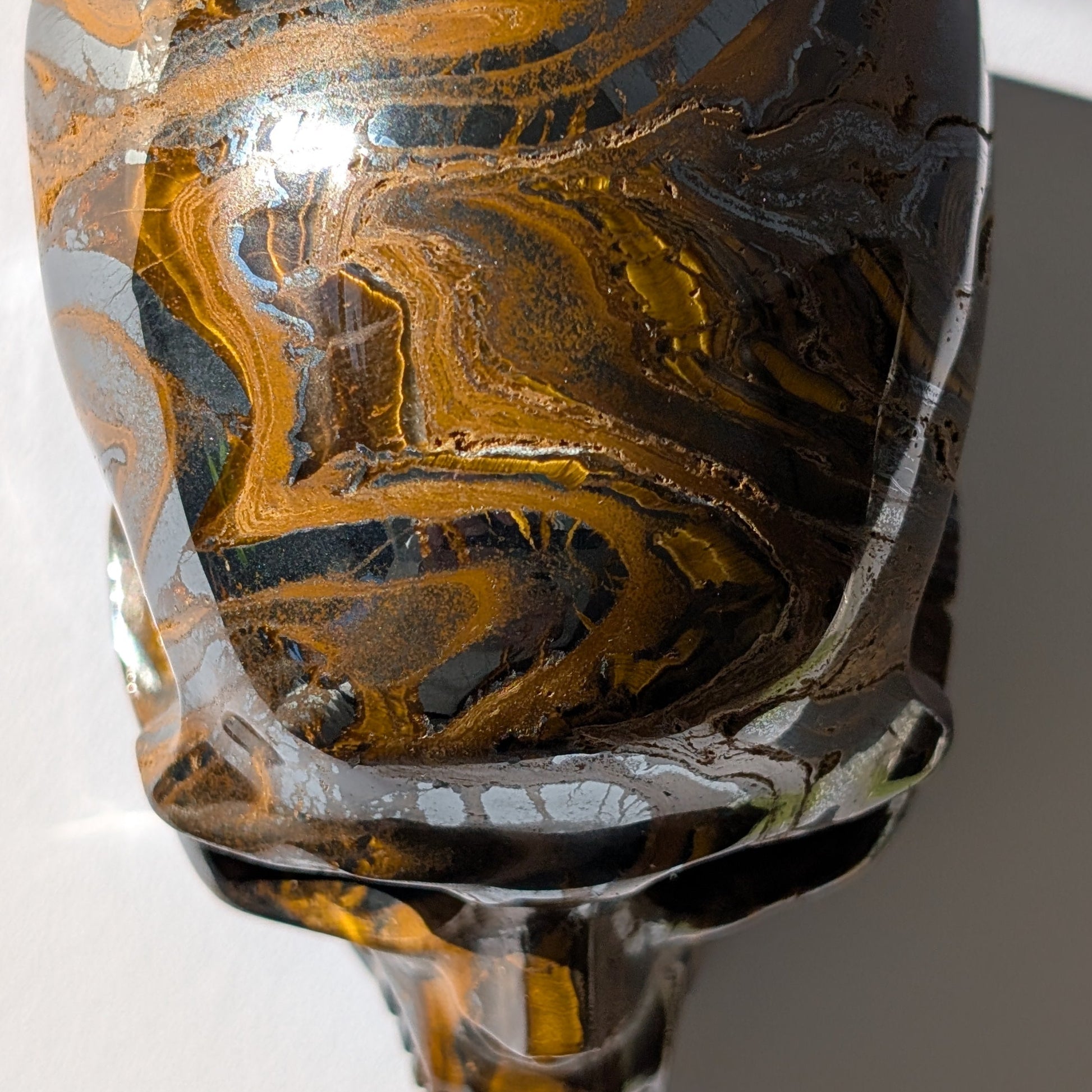 Großer Kristallschädel "Roban" (1.55kg) aus hochwertigem Tigereisen mit starkem Goldschimmer.