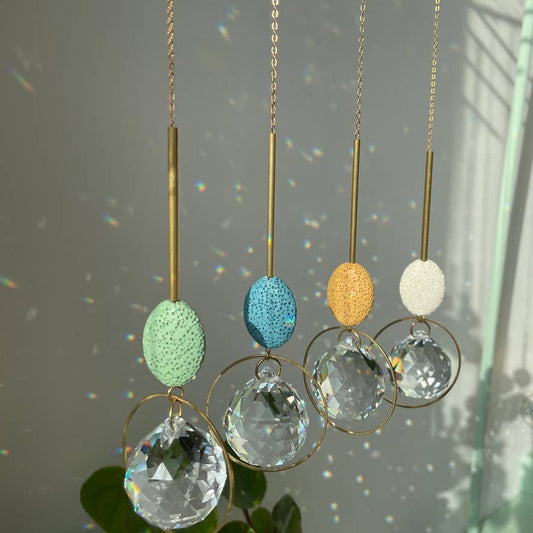 Grüner Suncatcher LAVA mit geschliffenem Kristall, echten Perlen und bunten Steinen.