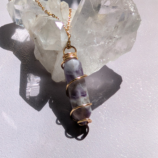 Goldene Halskette mit einem facettierten Amethyst-Anhänger