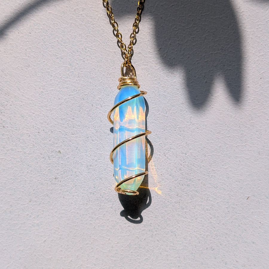 Goldene Halskette mit einem facettierten Opal-Anhänger.