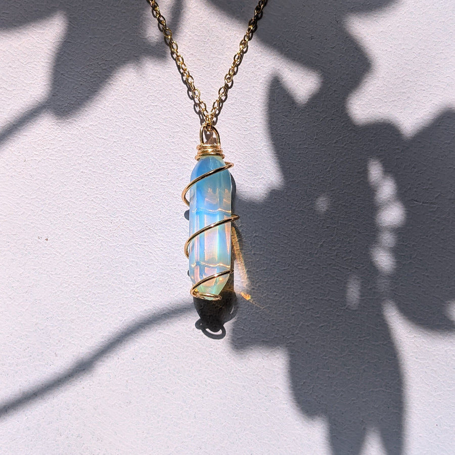 Goldene Halskette mit einem facettierten Opal-Anhänger.