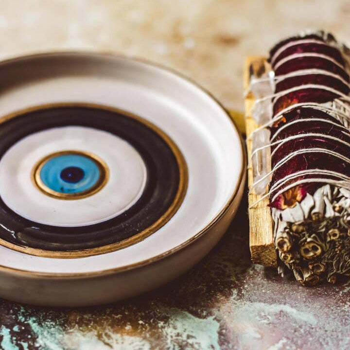 Handgefertigter Keramik-Räucherstäbchenhalter mit blauem Schutzauge-Design.