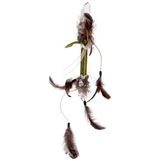 Handgefertigter Zauberstab mit einem goldgelben Citrin und schimmerndem Drusenquarz, verziert mit Federn und einem grünen Band, auf einer Holzplatte.