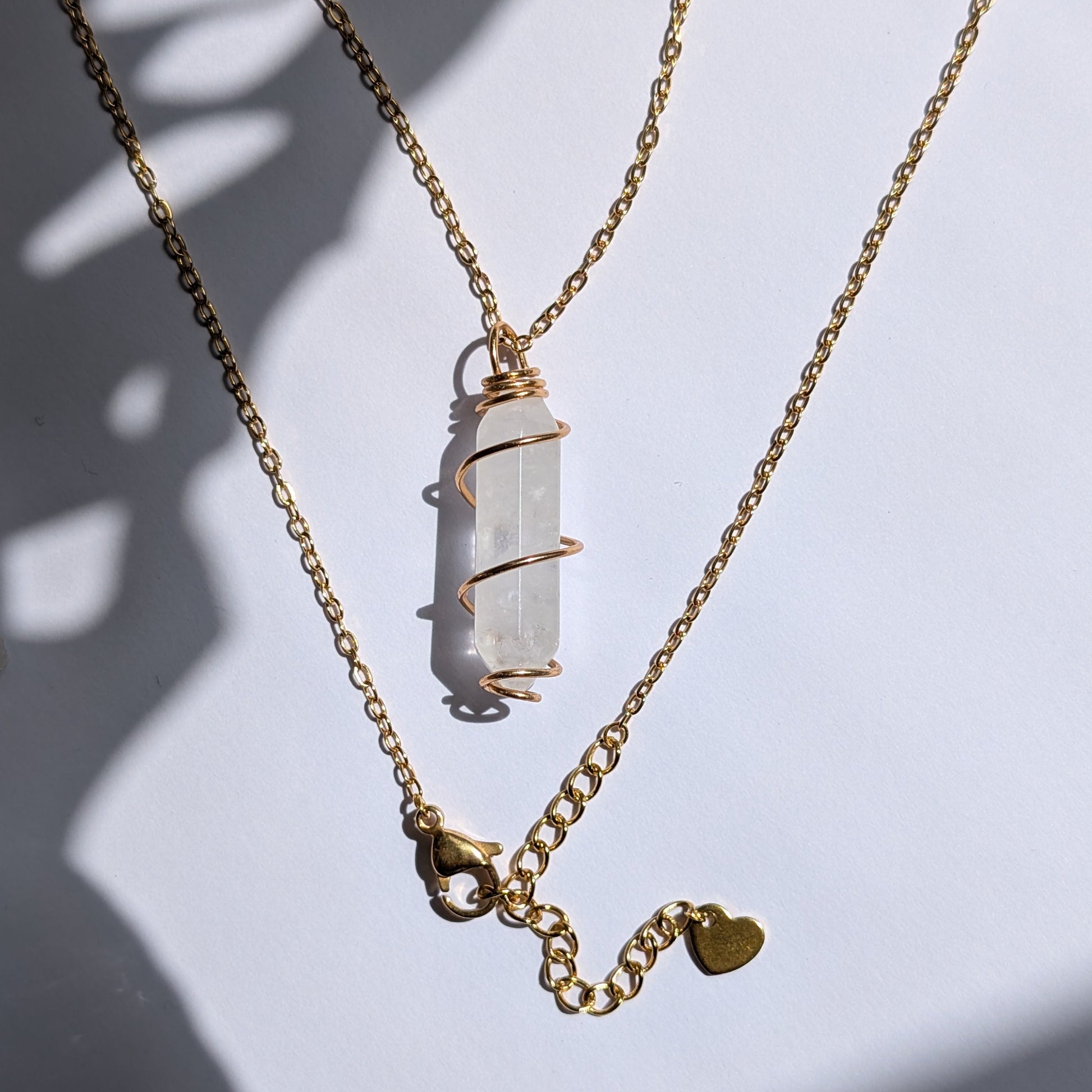 Handverdrahtete Bergkristall Halskette mit 18K vergoldetem Draht.