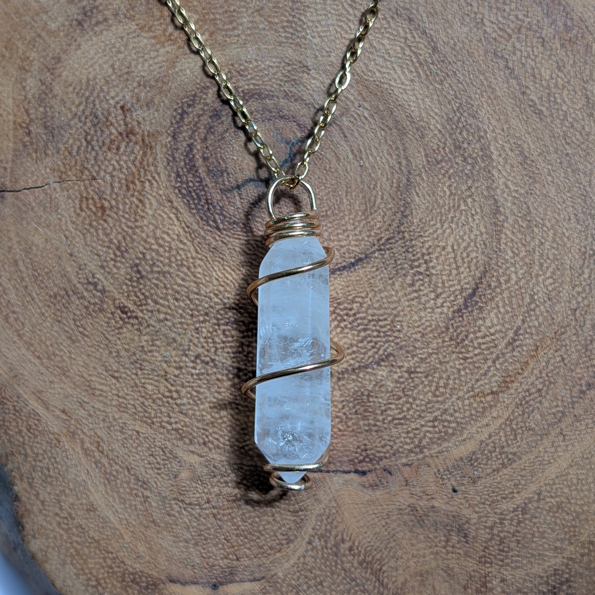 Handverdrahtete Bergkristall Halskette mit 18K vergoldetem Draht.