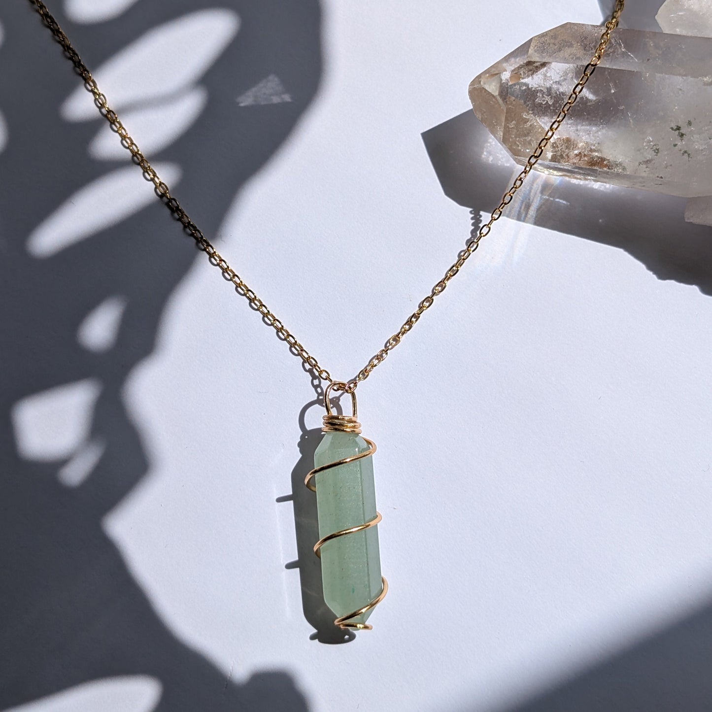 Handverdrahtete Jade Halskette mit 18K vergoldetem Draht.