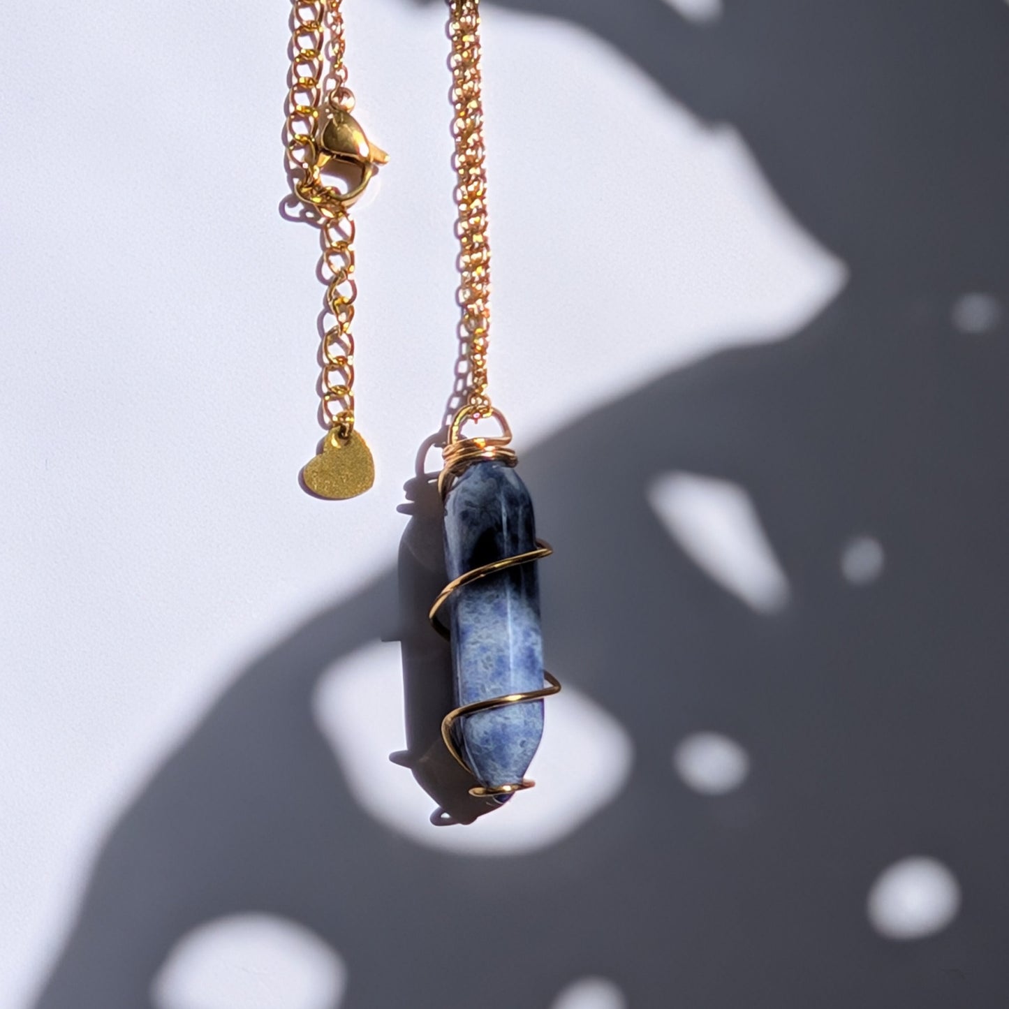 Handverdrahtete Lapislazuli Halskette mit 18K vergoldetem Draht.