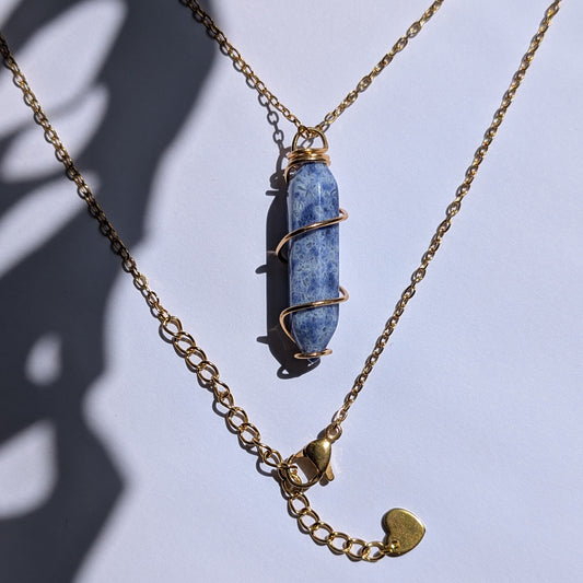 Handverdrahtete Lapislazuli Halskette mit 18K vergoldetem Draht.