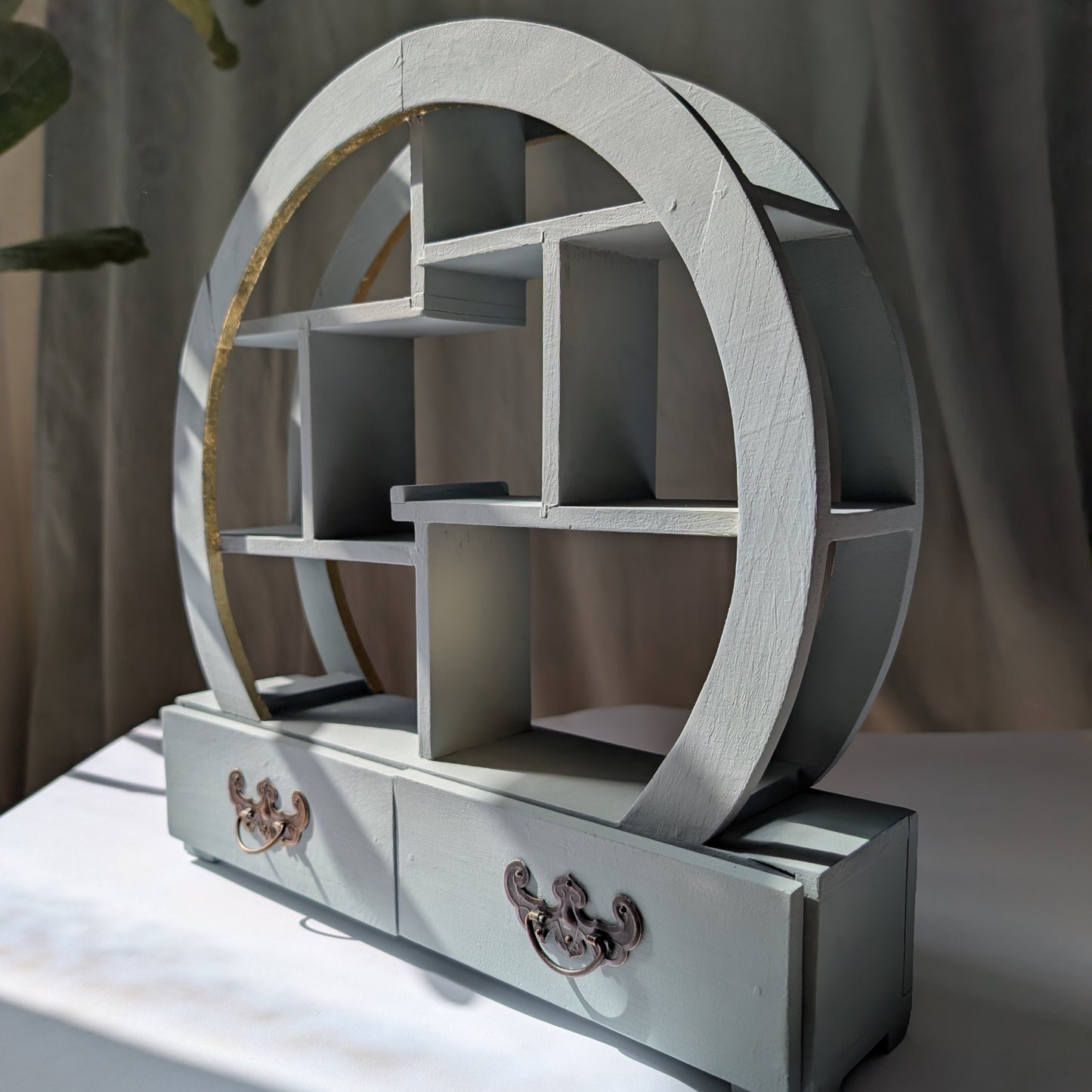 Julias Kleiner Altar: Handrestauriertes Rundbogen-Regal aus Holz mit Blattgoldverzierung, als spiritueller Altar dekoriert.