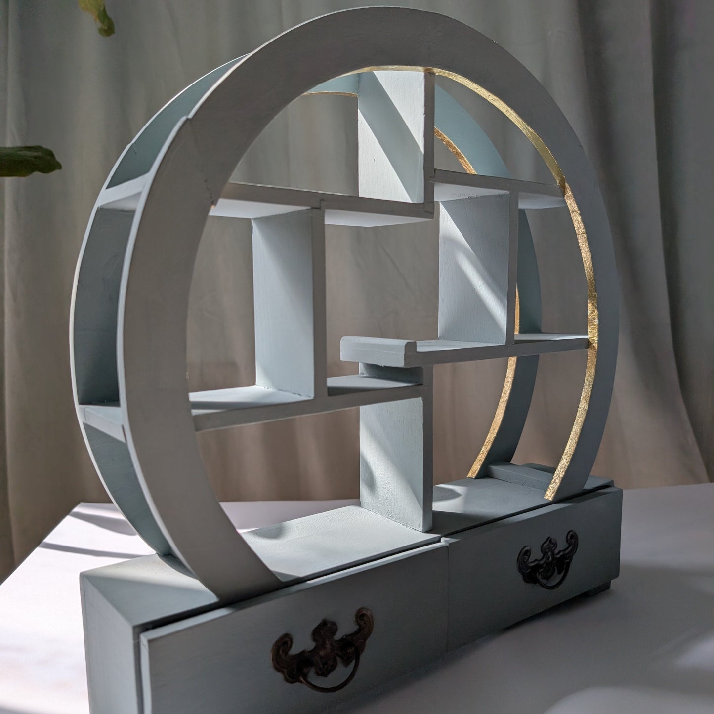 Julias Kleiner Altar: Handrestauriertes Rundbogen-Regal aus Holz mit Blattgoldverzierung, als spiritueller Altar dekoriert.