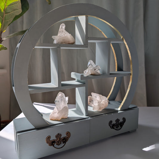 Julias Kleiner Altar: Handrestauriertes Rundbogen-Regal aus Holz mit Blattgoldverzierung, als spiritueller Altar dekoriert.